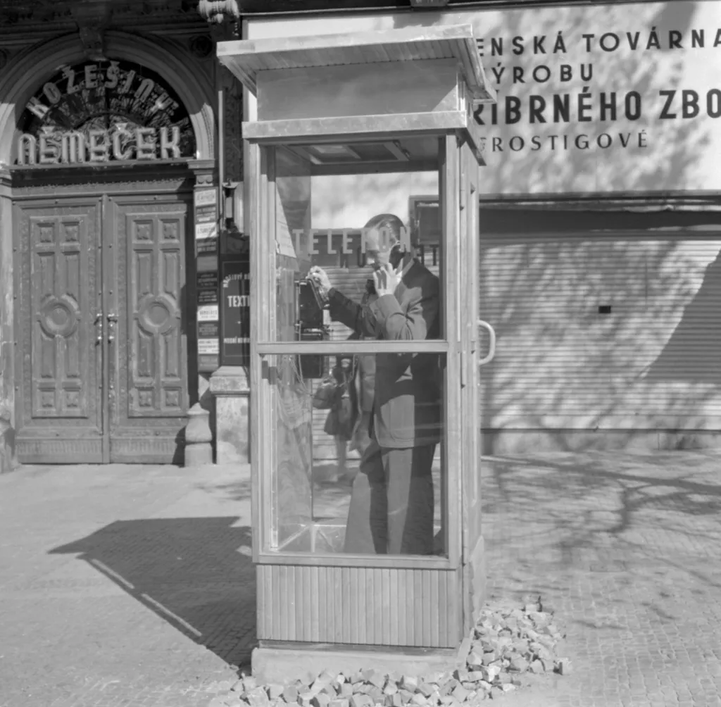 První budka na světě byla instalována v roce 1878 ve městě New Haven. Na evropském území se objevila první v Berlíně v roce 1881. Na fotografii je nová budka umístěná na Václavském náměstí v roce 1948