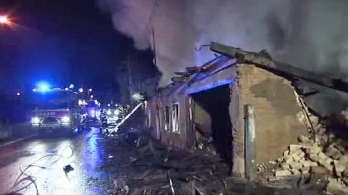 Hasiči likvidují požár domu ve Vítkově