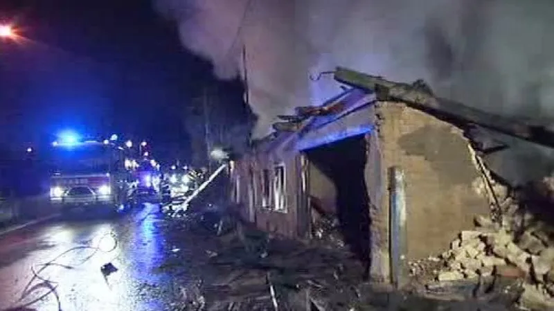 Hasiči likvidují požár domu ve Vítkově