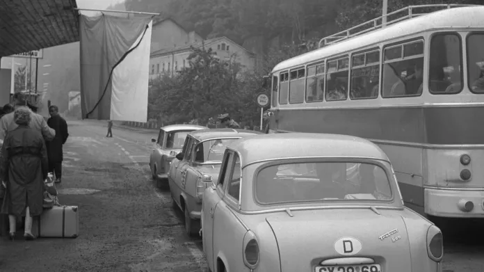 Trabant 600 v řadě za embéčkem a trabantem 601 na česko-německých hranicích v roce 1968