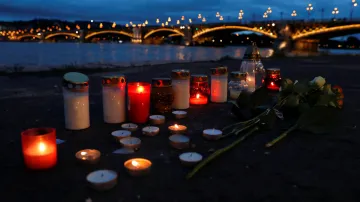 Pietní místo u místa tragédie v Budapešti