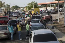 Kilometrová fronta na benzin a blackouty. Venezuela zažívá nejhorší krizi neválečného světa