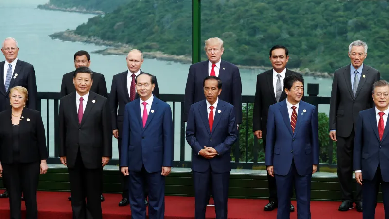 Donald Trump a Vladimir Putin na summitu Rady pro ekonomickou spolupráci Asie a Tichomoří (APEC) ve vietnamském Danangu v listopadu 2017