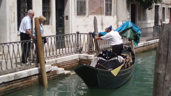 Gondoliéři v Benátkách