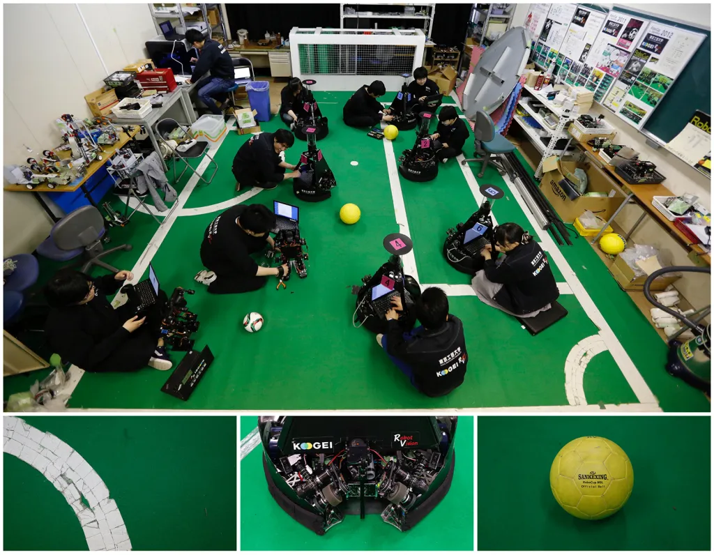 Studenti tokijské polytechnické univerzity v robotickém centru testují fotbalové roboty v japonském městě Atsugi