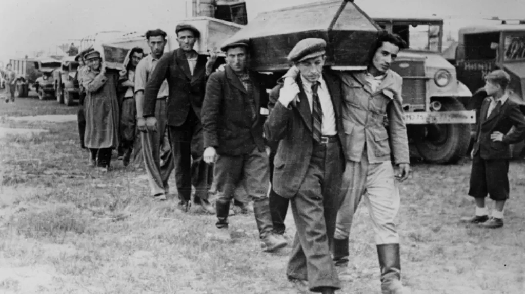 Pohřeb obětí pogromu v Kielcích v červenci 1946