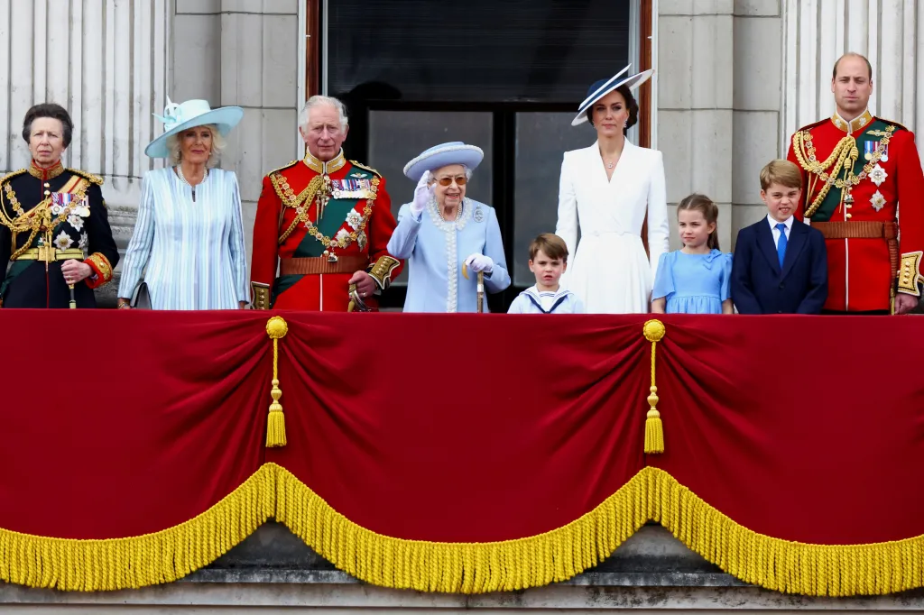 Královská rodina společně s panovnicí zdraví přihlížející z balkonu Buckinghamského paláce