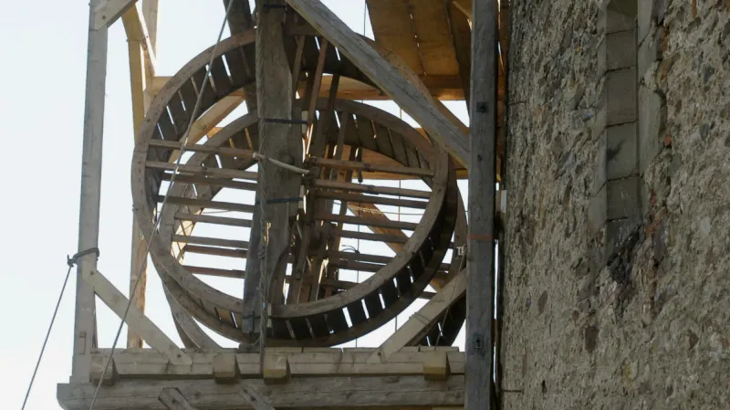 Středověký kolový jeřáb na hradě Točník