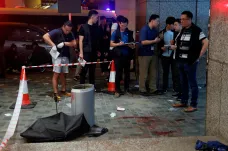 Útočník zranil nožem v Hongkongu čtyři lidi, jednomu ukousl část ucha. Zřejmě z politických důvodů