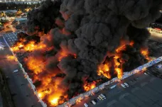 Velké varšavské obchodní centrum zachvátily plameny