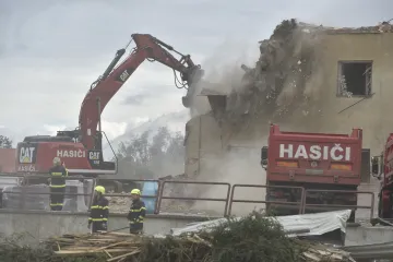 Bourání domů poničených tornádem potrvá ještě asi až dva týdny. Pět set domů zůstává bez proudu