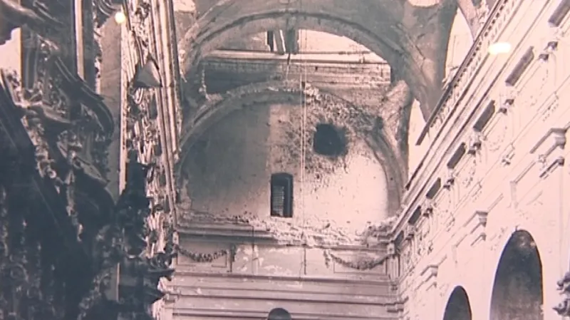 Dobový snímek po vybombardování kostela