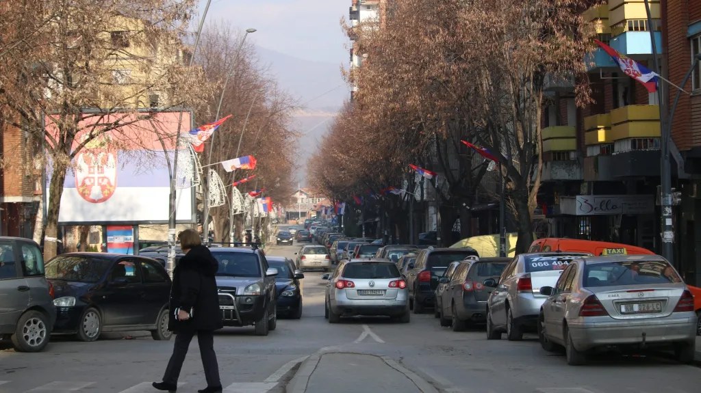 Uvolněná ulice v Kosovské Mitrovici po odstranění barikád