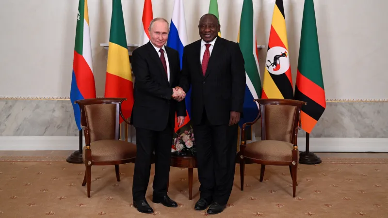 Ruský vládce Vladimir Putin a prezident JAR Cyril Ramaphosa v Petrohradu v červnu 2023