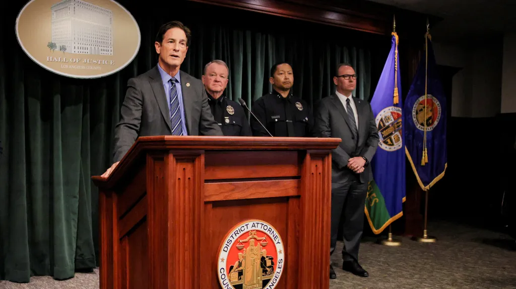 Státní zástupce Nathan J. Hochman s policejními vyšetřovateli