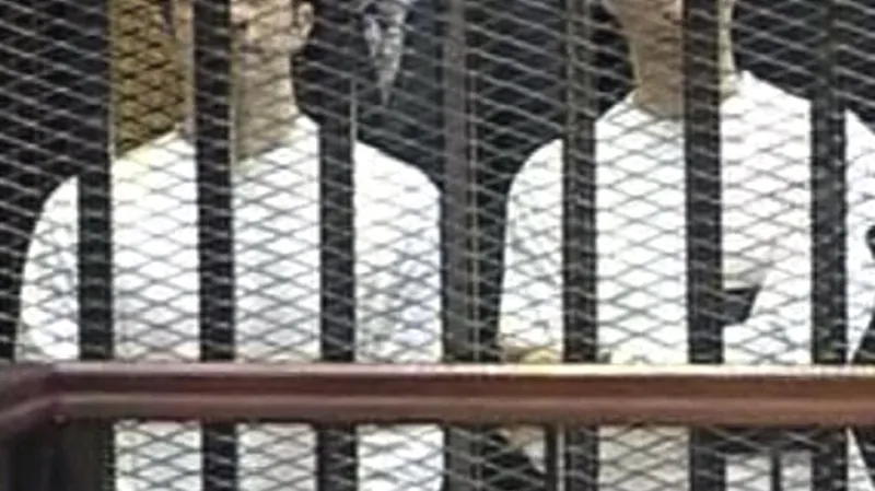 Husní Mubarak se svými syny Gamálem a Aláem před soudem