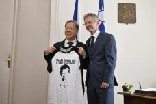 „Já jsem Tchajwanec.“ Vystrčil obdržel dar od tamního ministra