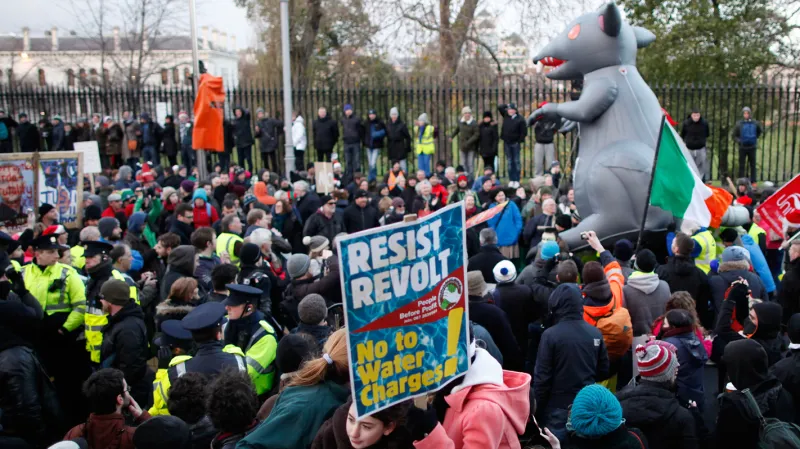 Irové protestují proti poplatkům za vodu