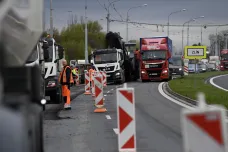 Stavbaři začali opravovat frekventovanou silnici I/49 v Otrokovicích, omezilo to i MHD