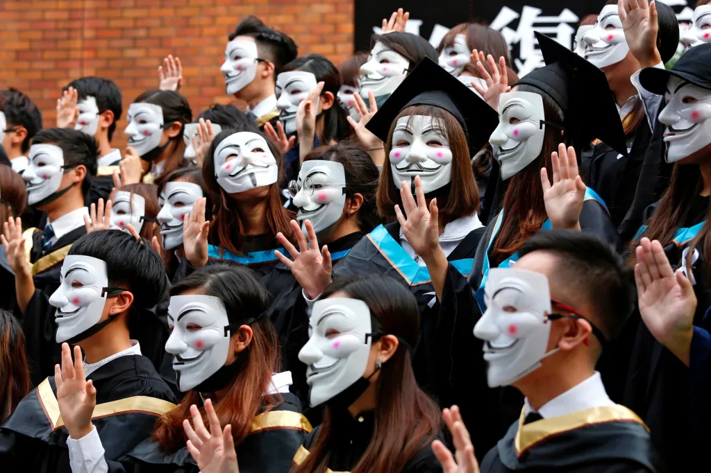 Klid zatím nenastal ani v Hongkongu, kde si univerzitní studenti vzali během slavnostní promoce na obličej masky – jako protest proti nařízení čínských úřadů. Ty zakazují zahalování tváře během demonstrací kvůli snadné identifikaci odpůrců režimu
