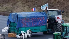 Přívěs s nápisem "Jsme odhodlaní" blokující dálnici