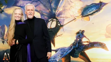 Režisér Avatara James Cameron a jeho manželka Suzy Amisová Cameronová na premiéře filmu v kalifornském Los Angeles