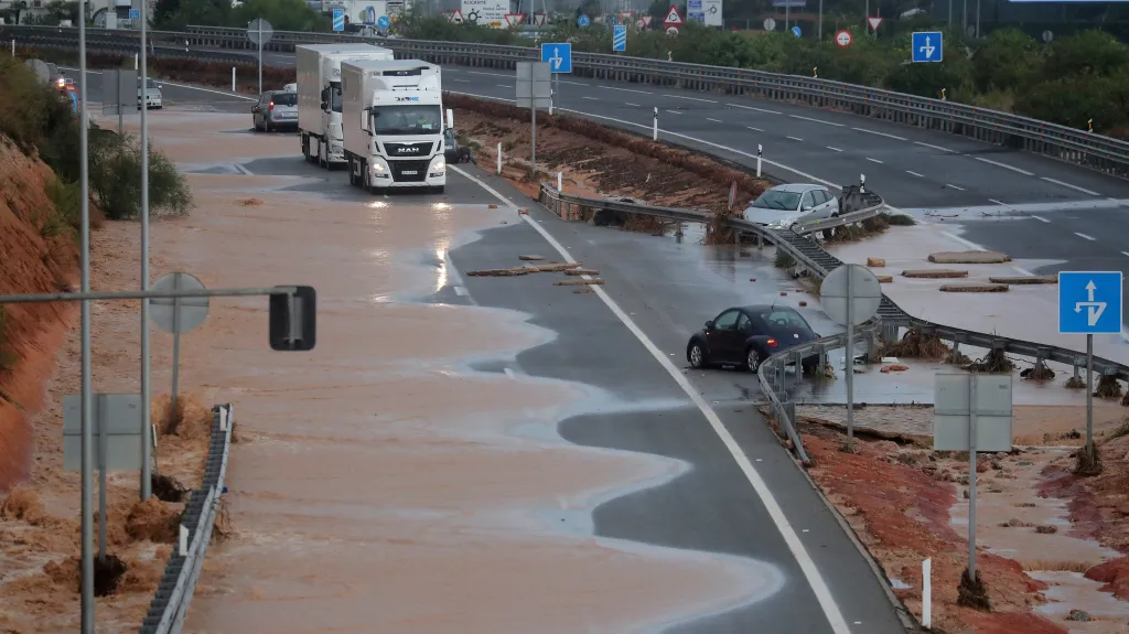Situace na dálnici AP-7 po povodních v Pilar de la Horadada