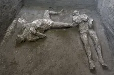 Archeologové našli v pompejském popelu pozůstatky dvou mužů: pána a jeho otroka