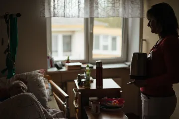 „Nevnímal a nic nejedl.“ Úřady prověřují nelegální domovy pro seniory