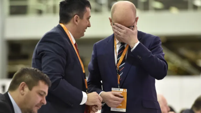 Bohuslav Sobotka a dva vlivní pražští sociální demokraté Karel Březina (vlevo dole) a Petr Hulínský,  Autor: Václav Šálek,  Zdroj: ČTK