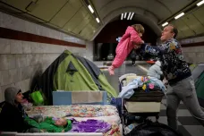 Nástupiště kyjevského metra jsou plná stanů a matrací