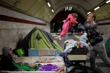 Nástupiště kyjevského metra jsou plná stanů a matrací