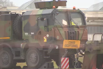 Konvoj francouzské armády dál projíždí Českem, večer zamíří na Slovensko