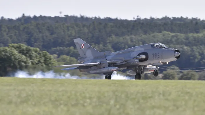 Přílet bombardéru Suchoj Su-22M3 polského letectva do Náměště nad Oslavou na cvičení Ample Strike 2017