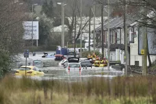 Bouře Dennis udeřila plnou silou na Britské ostrovy. Varování platí i pro Irsko a Francii