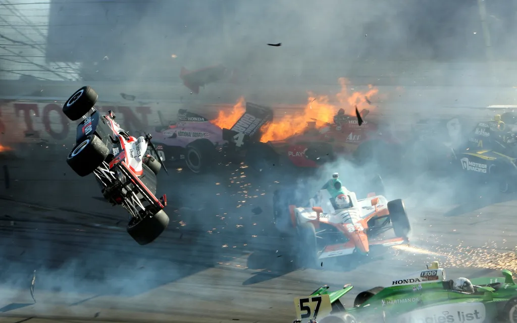 Závodní vůz řidiče Willa Powera vyletěl po havárii do vzduchu během závodu mistrovství světa IZOD IndyCar v Las Vegas. Foto z 16. října 2011