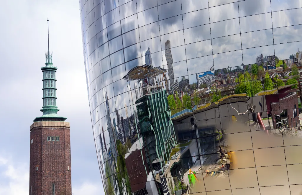 Novou budovou muzea, která nese přezdívku zrcadlová miska, dostavuje Museum Boijmans Van Beuningen v Rotterdamu