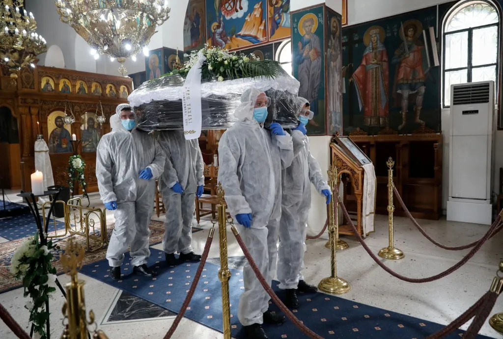 V Řecku začali využívat pracovníci pohřebních služeb ochranné pomůcky i během piety. Důsledky obav z přenosu onemocnění covid-19 se podepisují i na samotných zesnulých. Rakve jsou baleny do plastové fólie, aby se minimalizovala možnost šíření nákazy koronavirem