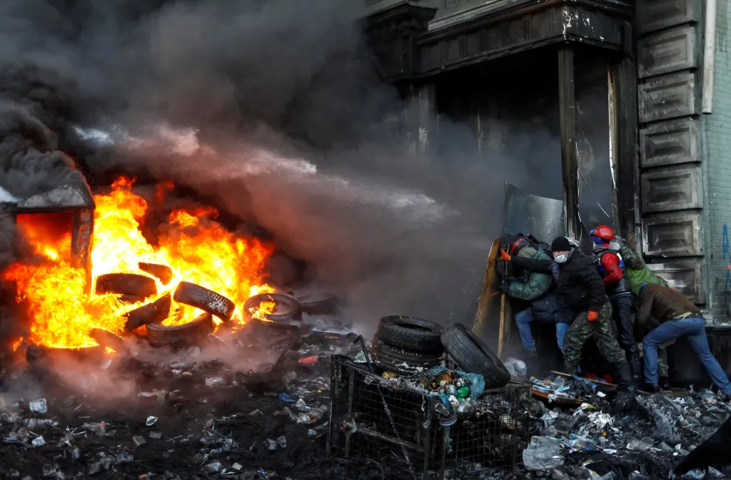 Ukrajina zažila v uplynulých pěti letech více napětí než ostatní evropské země. Jeden z takových momentů se odehrál během demonstrací proti vládě prezidenta Viktora Janukovyče, kdy byly proti demonstrantům použity zbraně. Snímek z Kyjeva 23. ledna 2014