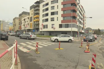 Začaly práce v Komořanské ulici v Praze, vzniknou přechody a cyklopruh