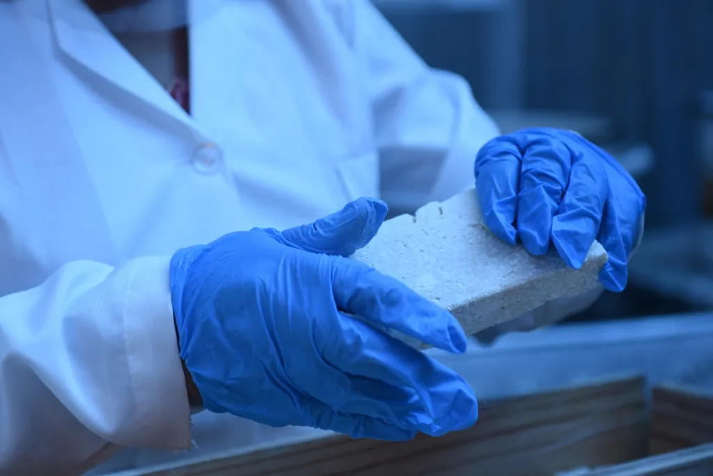 Silveria Cutipaová vyhodnocuje kvalitu sušení výsledného produktu