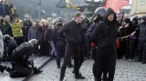 Policie u Pražského hradu zasáhla proti některým účastníkům pochodu iniciativy Ne rasismu.