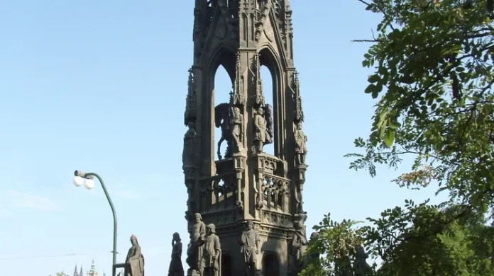 Pomník nazývaný "Hold českých stavů" s jezdeckou sochou císaře Františka I. na Smetanově nábřeží