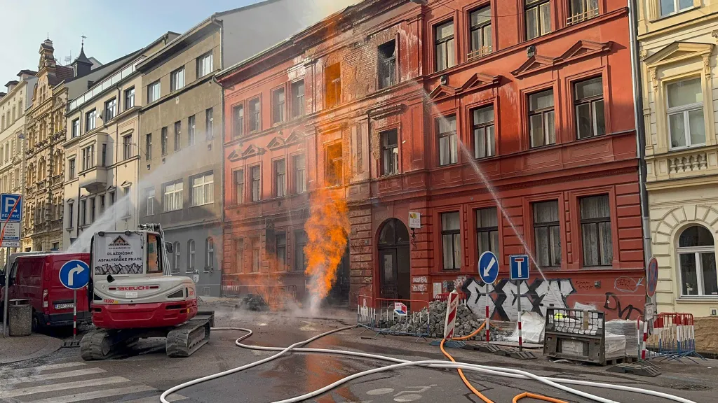 V Praze 7 hoří plynové potrubí, hasiči vyhlásili druhý stupeň poplachu