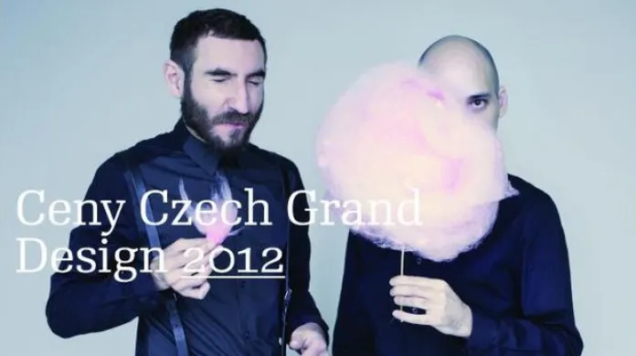 Czech Grand Design 2012 -  vítězové CGD 2011 Zdeněk Vacek a Daniel Pošta s oceněním, které vytvořili pro vítěz ročníku 2012