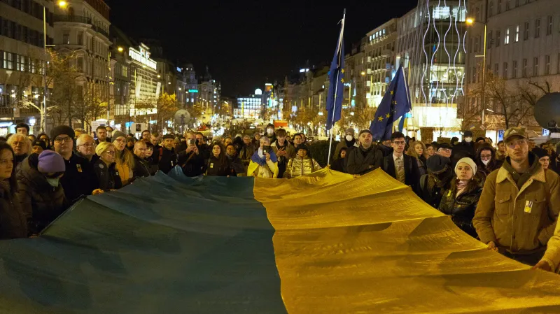 Zhruba tisíc lidí se sešlo v centru Prahy, aby vyjádřili solidaritu s Ukrajinou