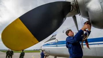 Na pardubickém letišti přistál ruský letoun Antonov An-30B