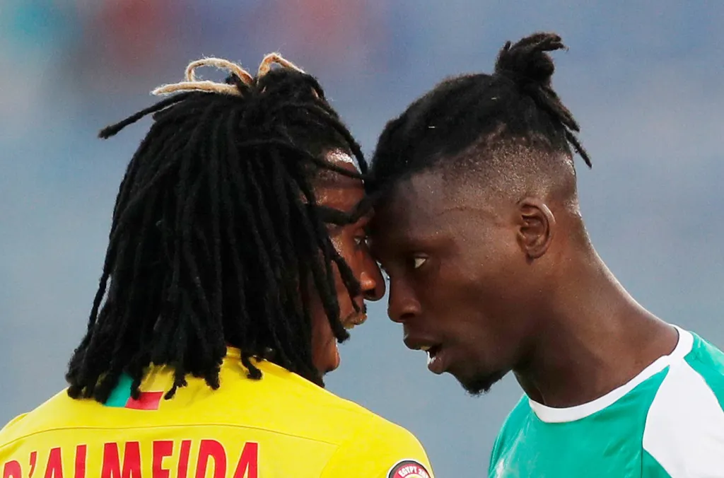 Jako dva berani na jedné pasece působili fotbalisté Sessi D'Almeida a Lamine Gassama během čtvrtfinále Afrického poháru národů v egyptské Káhiře