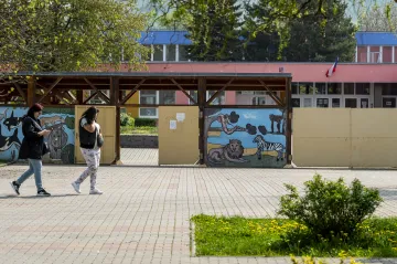 Gazdík představil v Bílině podporu pro znevýhodněné školy. Žáky ve městě hlídá bezpečnostní agentura