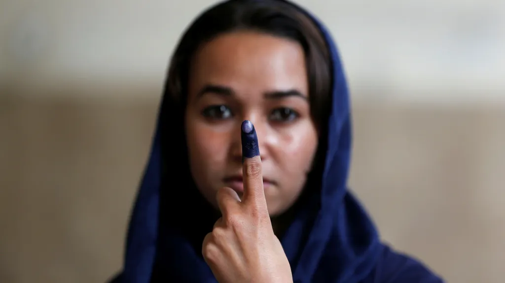 Afghánská žena s prstem od inkoustu po hlasování v prezidentských volbách v Kábulu v roce 2014
